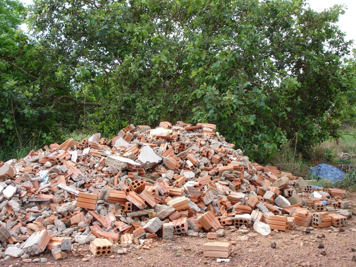 Descarte adequado de entulhos em aterro